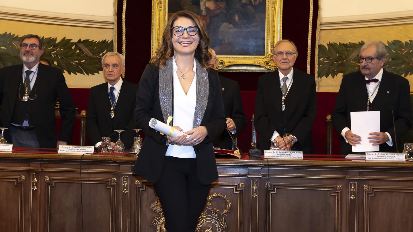 Doctora María Herrera en el momento de recoger el premio en la Real Academia Nacional de Medicina