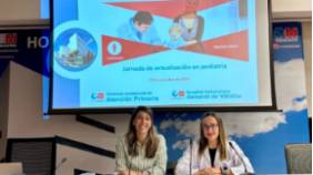 Las doctoras Carmen Mateos, directora médico del hospital (dcha) y María de la Parte, inauguraron la jornada