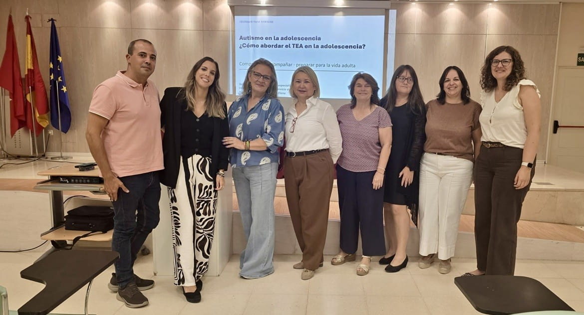 La Dra. Dra. Briceño (4ª por la izda) junto a los profesionales colaboradores en la organización de la jornada
