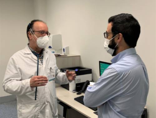 El doctor Entrenas, con un paciente en consulta.