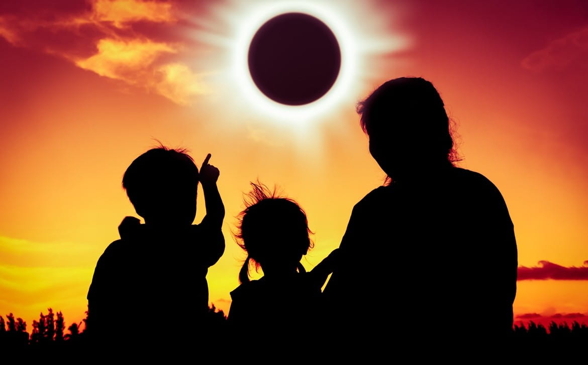 Los especialistas recomiendan utilizar gafas de sol con filtro específico para observar el eclipse solar