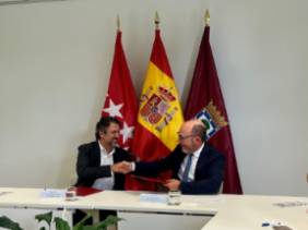 Dr. Arcos y Fernández tras firmar el convenio