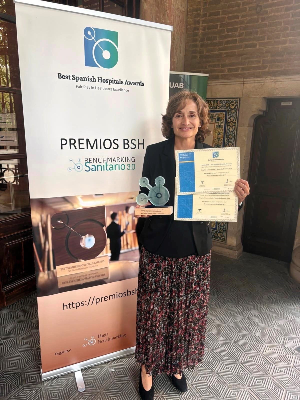 La Dra. Leal con el premio en la categoría ganadora y los diplomas en las dos categorías finalistas