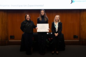 22º Premios de Investigación de la FJD. Dra. Marta Sanz, 1er Premio ex aequo en Investigación Experimental, junto a las dras Ayuso y Del Pozo