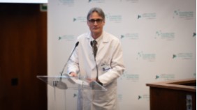 El Dr. Enrique Baca, durante su intervención en representación de todos los homenajeados