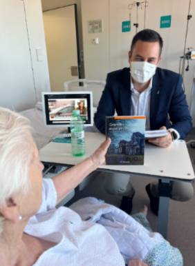 2023 04 24 Delio García y una paciente hospitalizada en la FJD
