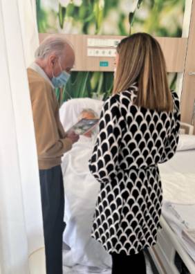 2023 04 24 Vanessa Adame y una paciente hospitalizada en la FJD