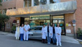 La Dra. Llamas, en el centro, junto al resto del equipo del programa HADA y el vehículo elétrico en el que se desplazan al domicilio de los pacientes