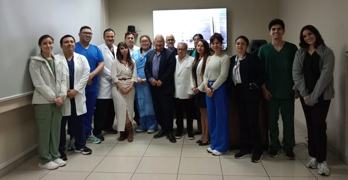 La Dra. Sánchez de Molina (4ª por la izda.) con el equipo de la Clínica Ricardo Palma