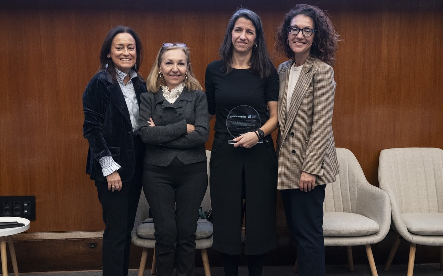 Amelia Martín Uranga y Marta Reboredo flanquean a las dras. Carmen Ayuso y Lucía Llanos (Fotos, Luis Camacho)