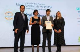 El Dr. Alfonso Cabello recogió el Premio BiC a la Mejor Unidad VIH Sida junto a la Dra. Batriz Álvarez
