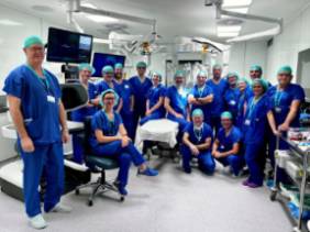 De izda a dcha, los drs L. Muñoz, P. Alcalde (jefe y coord. Bloque Quirúrgico), Díez, Muguruza, Villacampa, Cabello, García, Guadalajara, Salcedo, Villarejo, Ortega, Jiménez, Plaza, Sanz, Albi