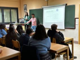 Foto de alumnos recibiendo el taller sobre sueño en instituto de Toledo