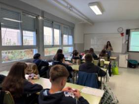 alumnos recibiendo taller Stay Healthy en instituto de Toledo