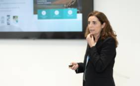 La directora de la Fundación Quirónsalud Teresa Alvarez durante su exposición
