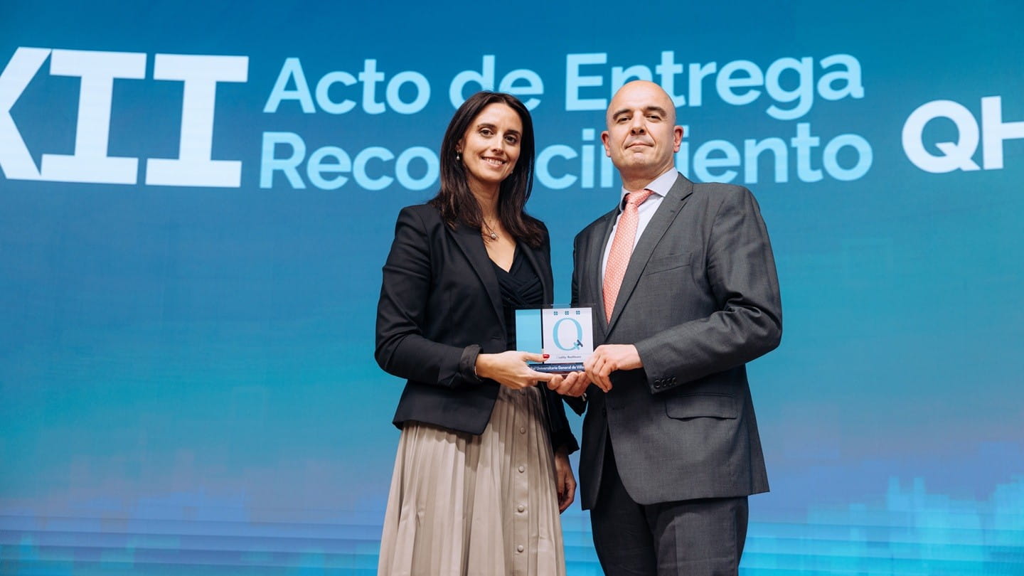 Marta del Olmo y el Dr. Maestre con el sello QH + 3 estrellas