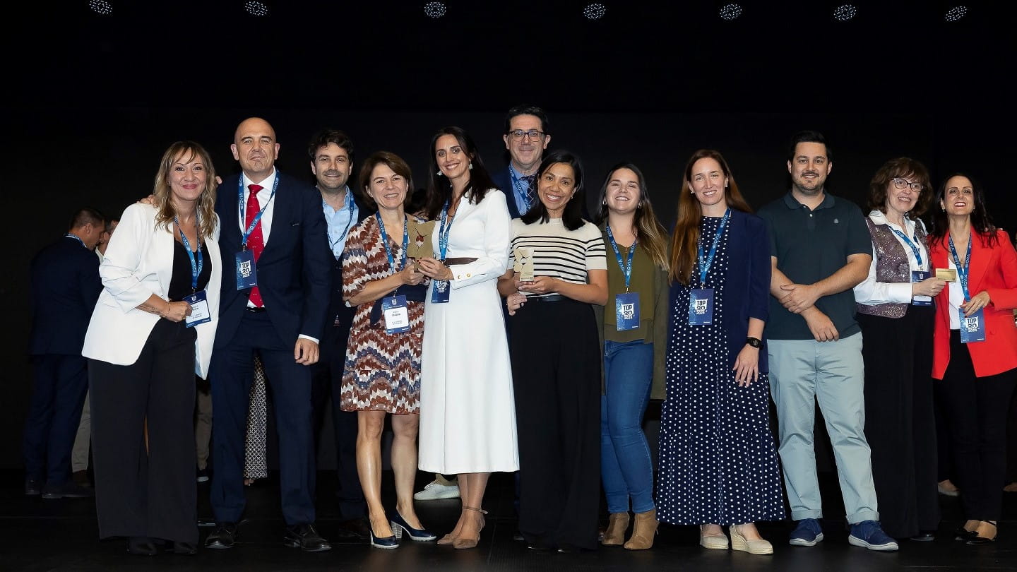 Foto de grupo de los representantes del HUGV asistentes al acto de entrega de los Premios Top 20
