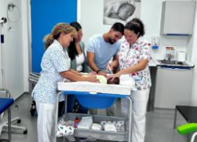 Desde el control de peso hasta la promoción de la lactancia materna, pasando por la educación para la salud, esta consulta es mucho más que una revisión; es un espacio de acompañamiento, escucha