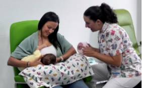 Las enfermeras especializadas en Neonatología del HUIE realizan una valoración integral del recién nacido, que incluye la observación de la técnica de lactancia materna