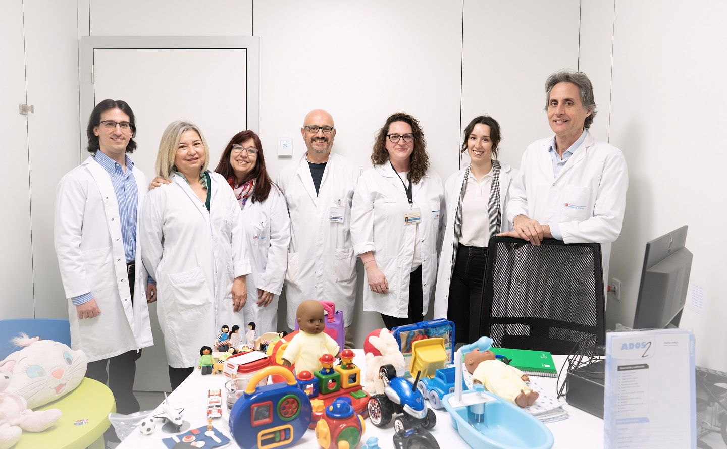 El Dr. Sergio Benavente (izda) y el Dr. Enrique Baca (jefe del departamento, dcha), con el resto de miembros del servicio
