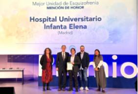 Los dres. Baca y Benavente, recogiendo la Mención de Honor para el Hospital Universitario Infanta Elena en “Unidad de Esquizofrenia”