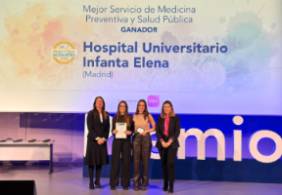 Las dras. Burggraaf y Navarro, recogiendo el Premio BiC al Hospital Universitario Infanta Elena como Mejor Hospital en “Medicina Preventiva y Salud Pública”