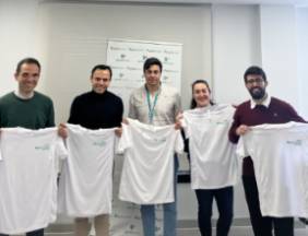 Empleados Quirónsalud Ciudad Real con camisetas del hospital para participar en la Carrera