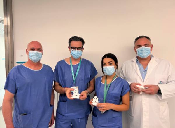 De izquierda a derecha, los doctores Gavilán, Rodríguez de Tembleque, la enfermera Rocío Moraga, y el doctor Juan Molina, que sostienen guías pediculares personalizadas.