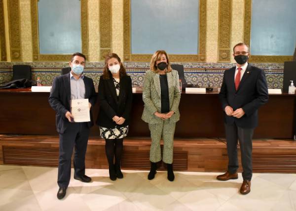 El responsable de Recursos Humanos del Hospital Quirónsalud Córdoba, David Ruiz (primero por la izquierda), recibe el reconocimiento de la UCO al hospital.