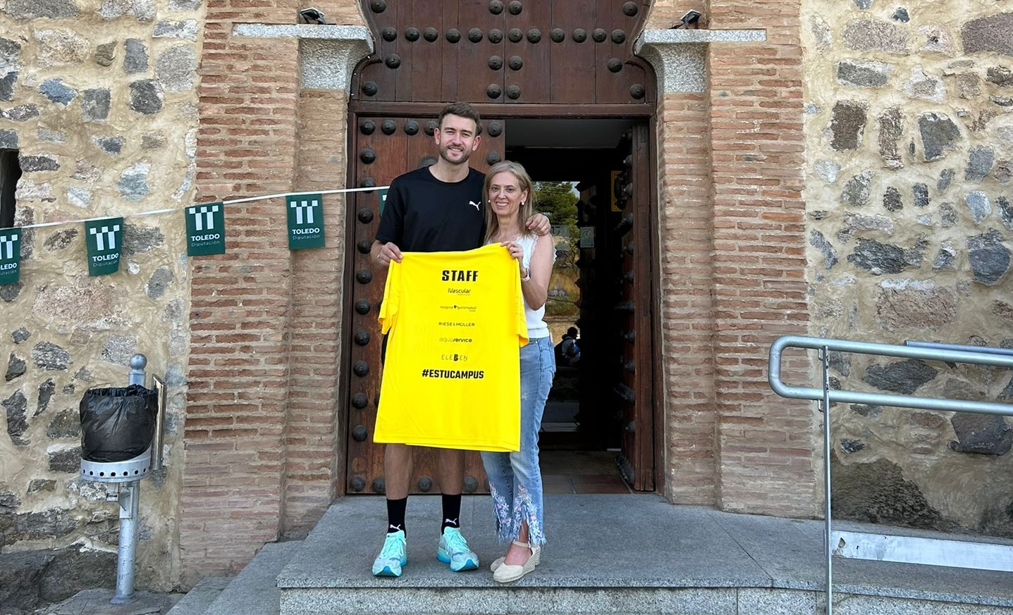 Gonzalo Perez de Vargas junto Dra. Peláez durante el Campus balonmano Toledo