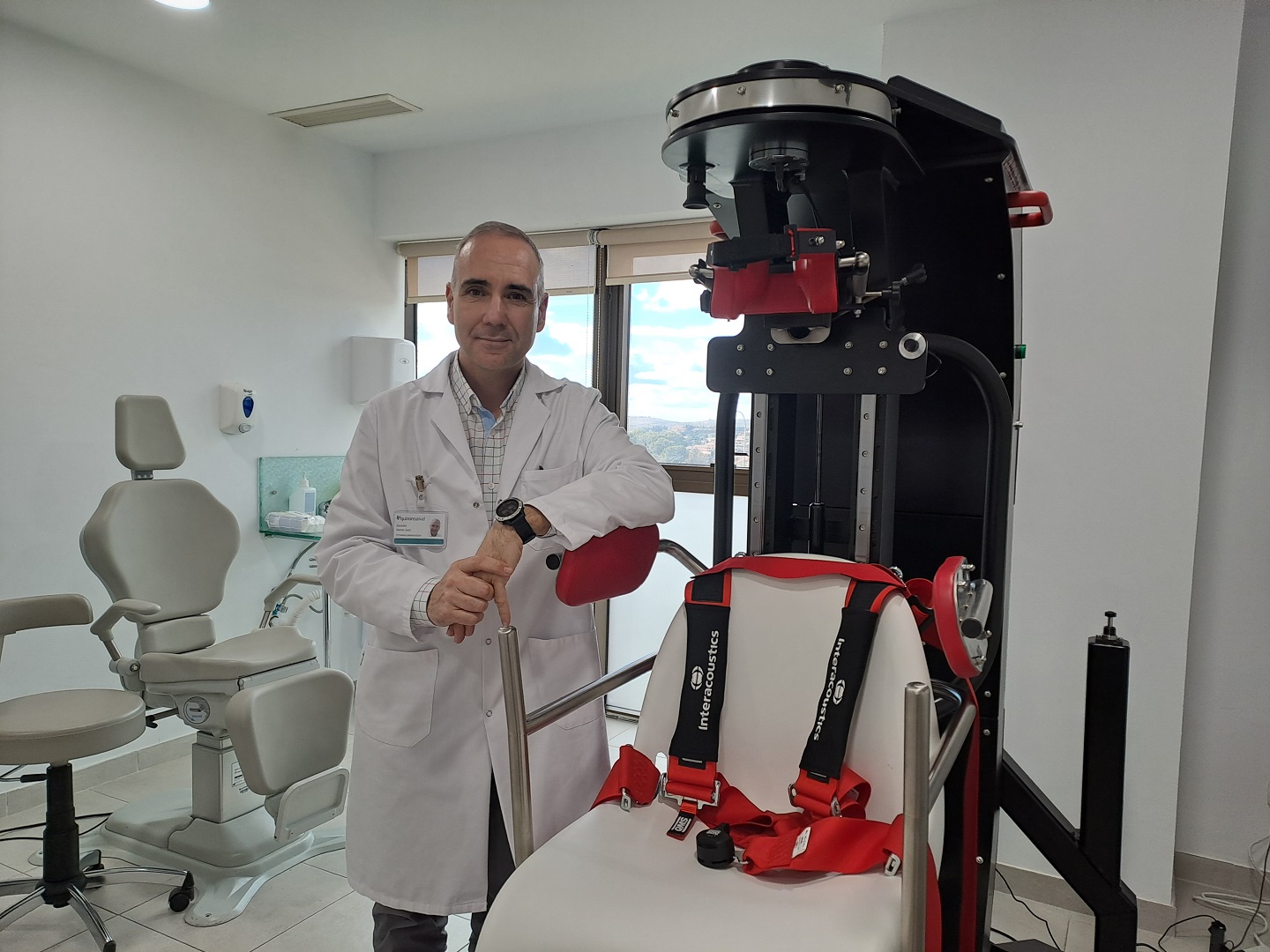 doctor Martin Sanz junto nueva silla tratamiento vertigo Hospital Quirónsalud Toledo