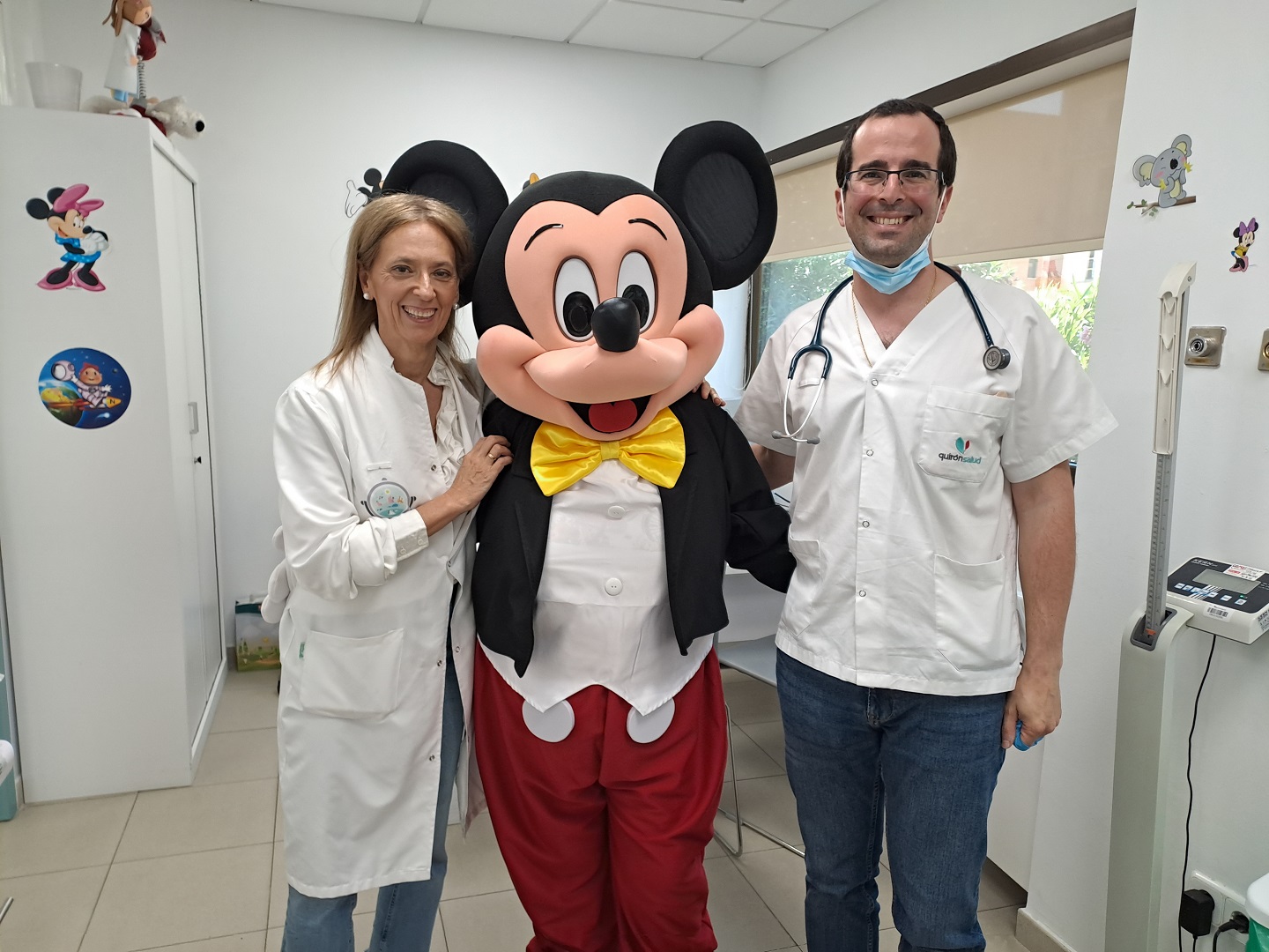 Dia Niño Hospitalizado en Quirónsalud Toledo Mickey Mouse con equipo de Pediatria