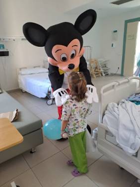 Dia Niño Hospitalizado Mickey Maouse con paciente pediatrico
