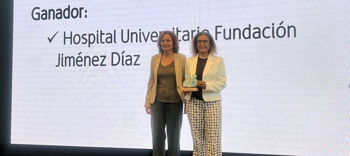 La Dra. Leal y Ana Posada con el premio BSH en la categoría ganadora