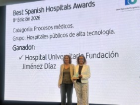 La Dra. Leal y Ana Posada con el premio BSH en la categoría ganadora