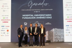 El Dr. Arcos recogió el Premio al Liderazgo Sanitario en “I+D+i” a la FJD, junto a los dres. Ayuso y García-Foncillas