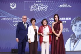 La Dra. González Enguita recogiendo el Premio Liderazgo Sanitario en la categoría de Urología