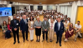 Numerosos profesionales y la Dirección del HUGV junto a los evaluadores, en la sesión final de la evaluación que recomendó la acreditación del hospital con el sello JCI