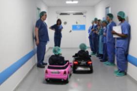 2019 02 26 Dos pacientes pediátricos llegando al área quirúrgica del hospital en los coches teledirigidos