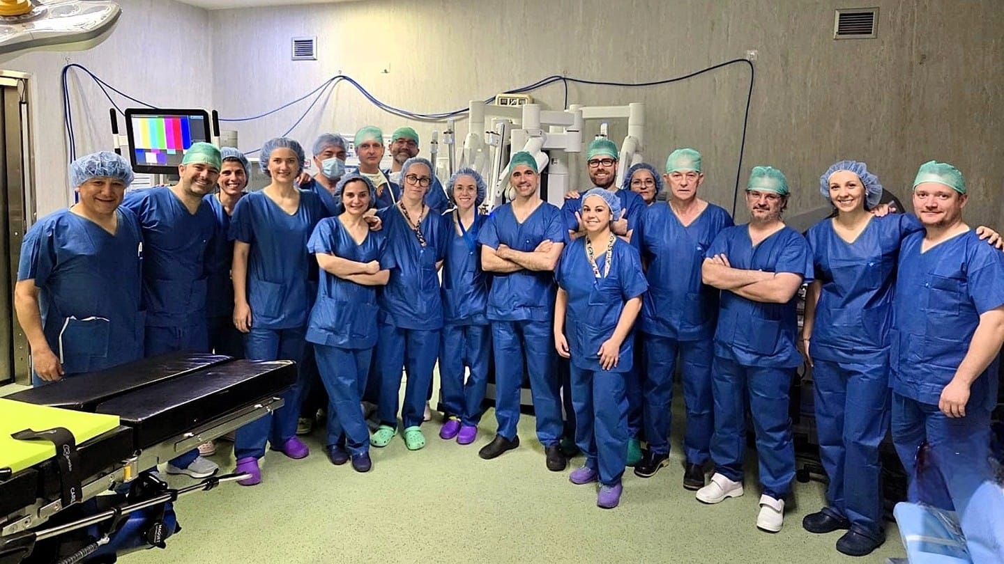 Profesionales de las especialidades acreditadas para usar el Da Vinci, junto al robot quirúrgico del HUIE