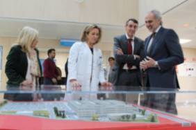 La Dra. Sánchez Menan explica al consejero la maqueta del hospital