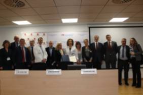 La Dra. Sánchez Menan junto a miembros del equipo de Dirección del hospital