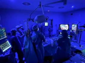 2021 10 29 Personal en intervención de hernia inguinal con cirugía mínimamente invasiva