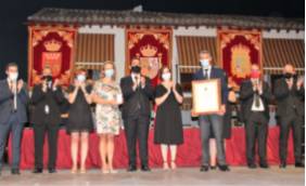 2020 07 30 Momento en el que el gerente y la directora médico del HUIE recogen la Medalla de Oro de la Villa de Valdemoro