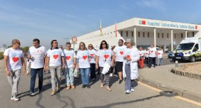 Representantes del HUIE con numerosos participantes en la jornada iniciando la caminata desde el hospital hasta el Parque Malinche