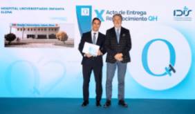 2023 11 08 César Téllez en el momento de recoger el reconocimiento