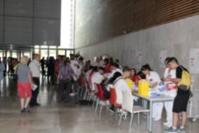 Mesas de factores de riesgo cardiovascular en el hall del hospital