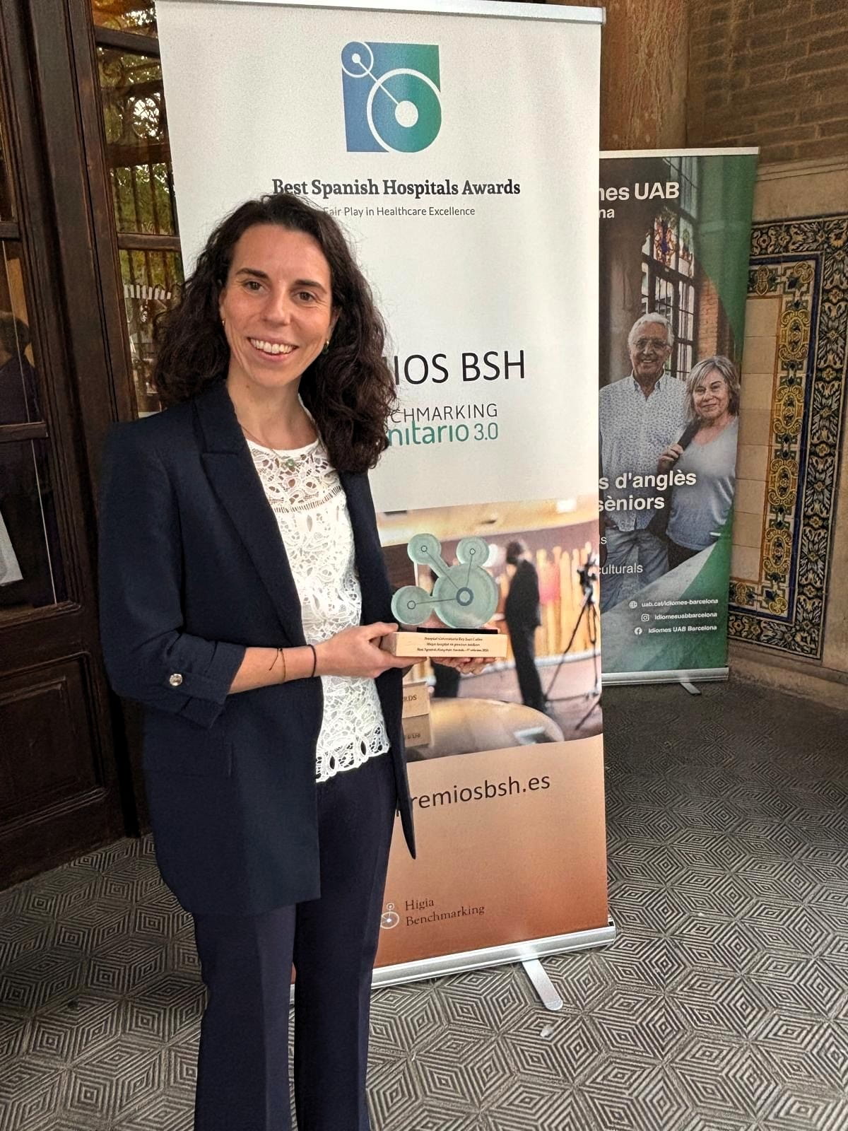 La Dra. Martín con el premio en la categoría ganadora