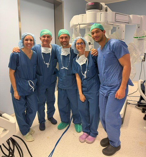 El Los doctores Castellón y Pazos rodeados por las doctoras Muñoz, Galindo y por el Dr. Ielpo, el día de la intervención