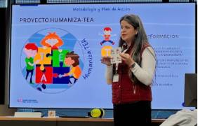 Mayra Castelo muestra las pegatinas identificativas para pacientes con TEA